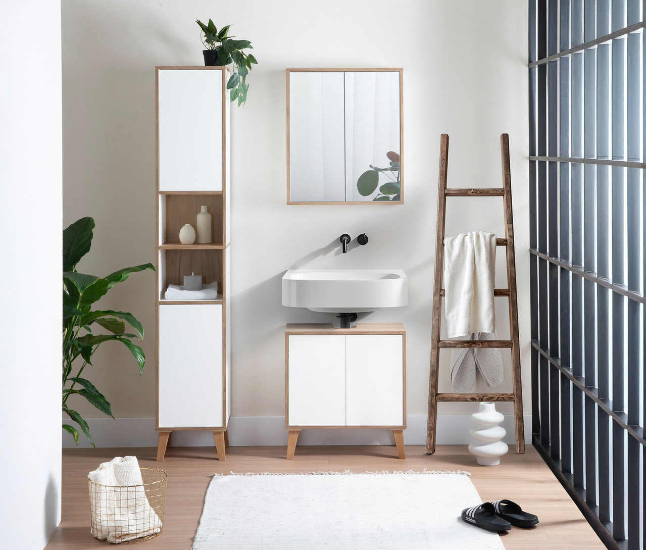 Badezimmer-Interieur mit Roba Hochschrank »Morena« in Grau/Artisan-Eiche und Waschbeckenunterschrank »Morena« in Weiß/Artisan-Eiche.