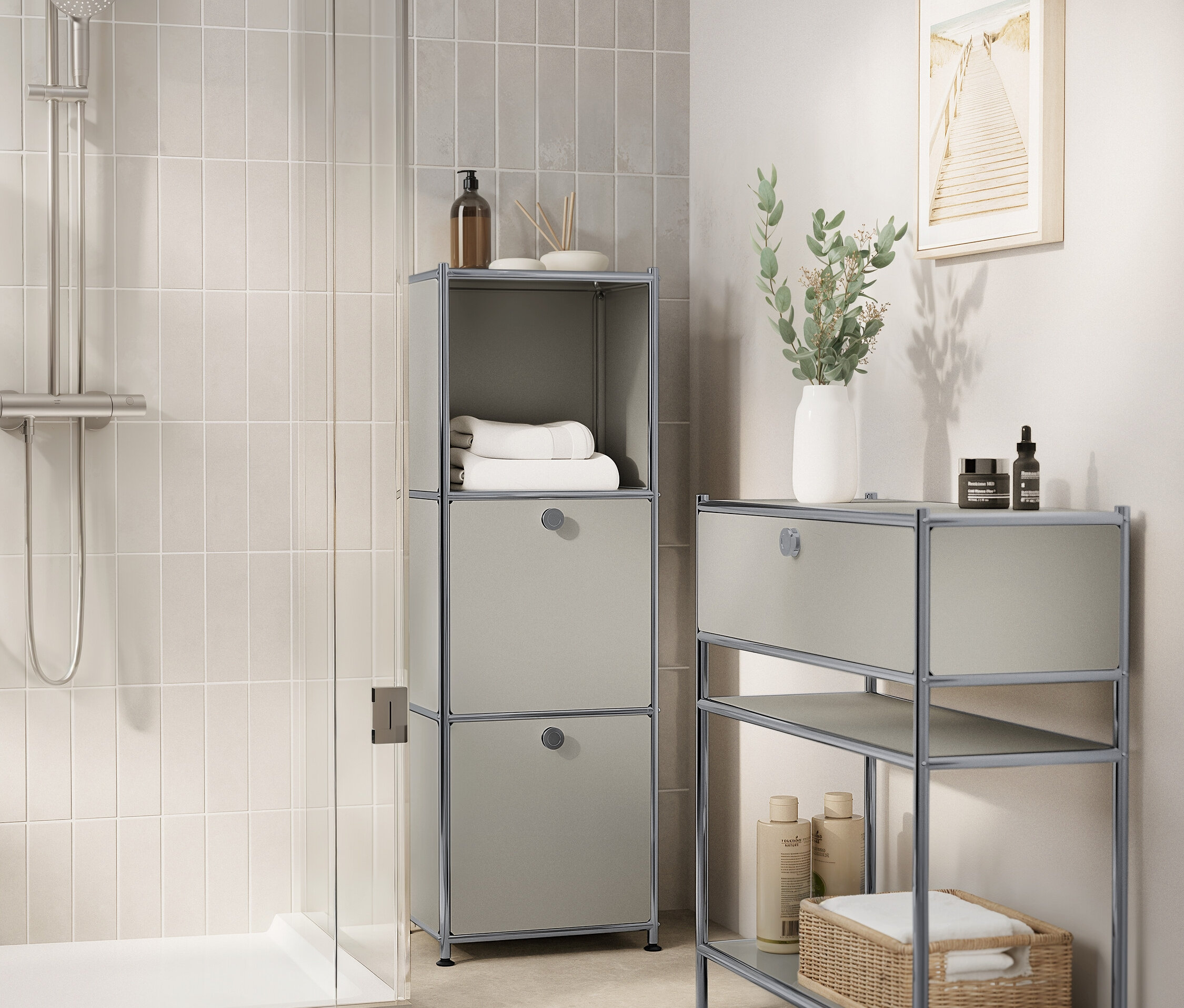 Grauer Badezimmerraum mit Dusche, grauen modularen Aufbewahrungseinheiten und Badaccessoires.