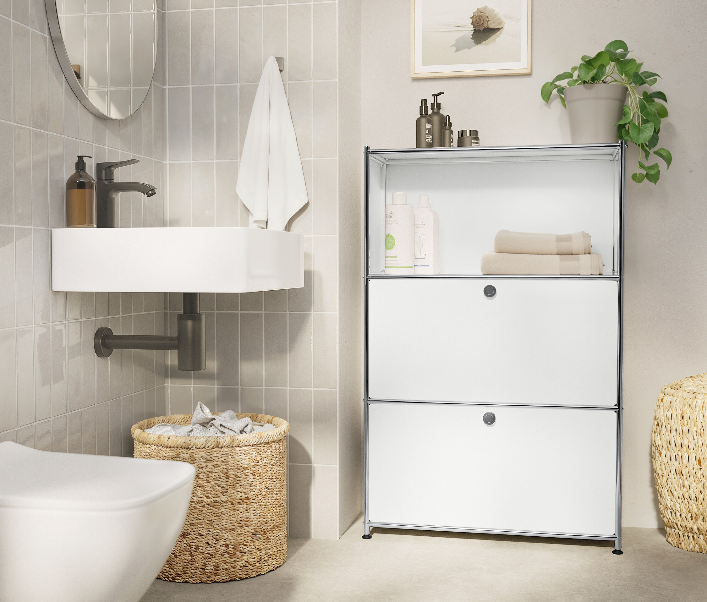 Badezimmer mit weißem Waschbecken, ovalem Spiegel, Handtuch, geflochtenem Korb und weißem Regal.