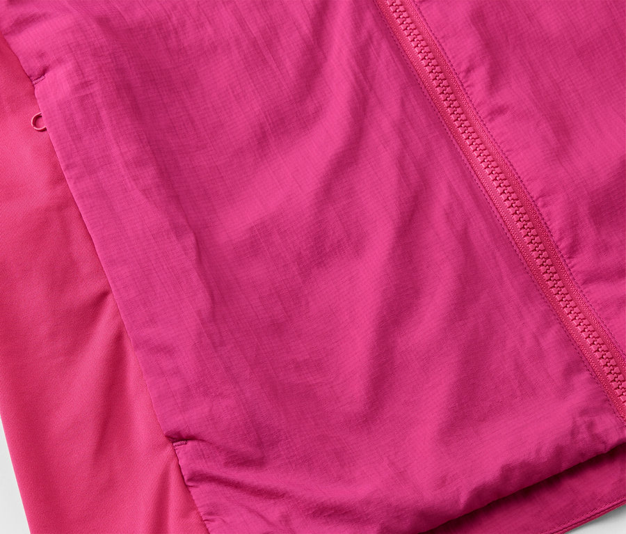 Detailaufnahme einer pinkfarbenen Jacke mit Reißverschluss.