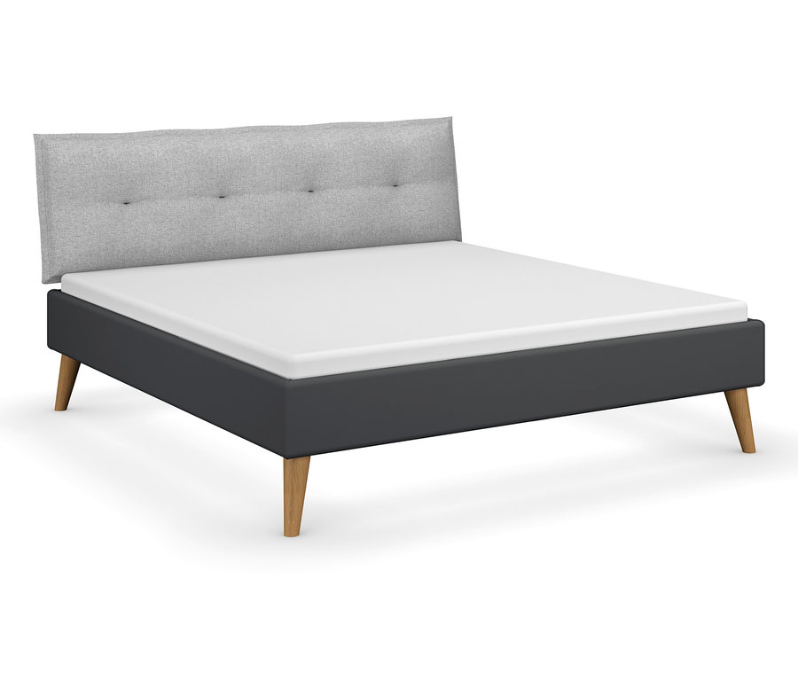 Grau-metallisches rauch Bett »Skandi«, 180 x 200 cm, mit hellgrauem Kopfteil und hellen Holzfüßen.
