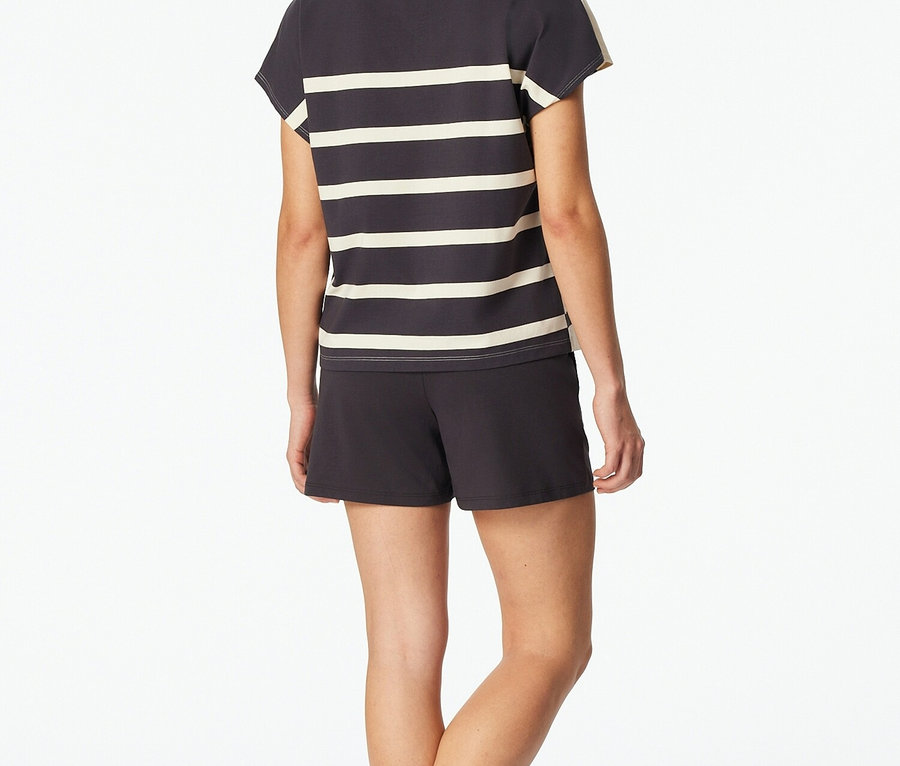 Frau von hinten in grau-weiß gestreiftem T-Shirt und Shorts.