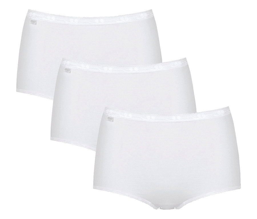Drei weiße sloggi Basic+ Maxi 3P Slips liegen übereinander.