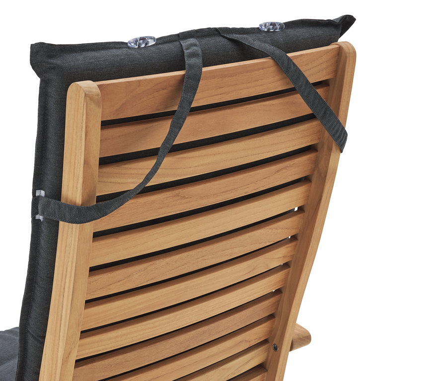 Rückansicht eines Holzstuhls mit anthrazitfarbenem Kissen, das mit Bändern befestigt ist.