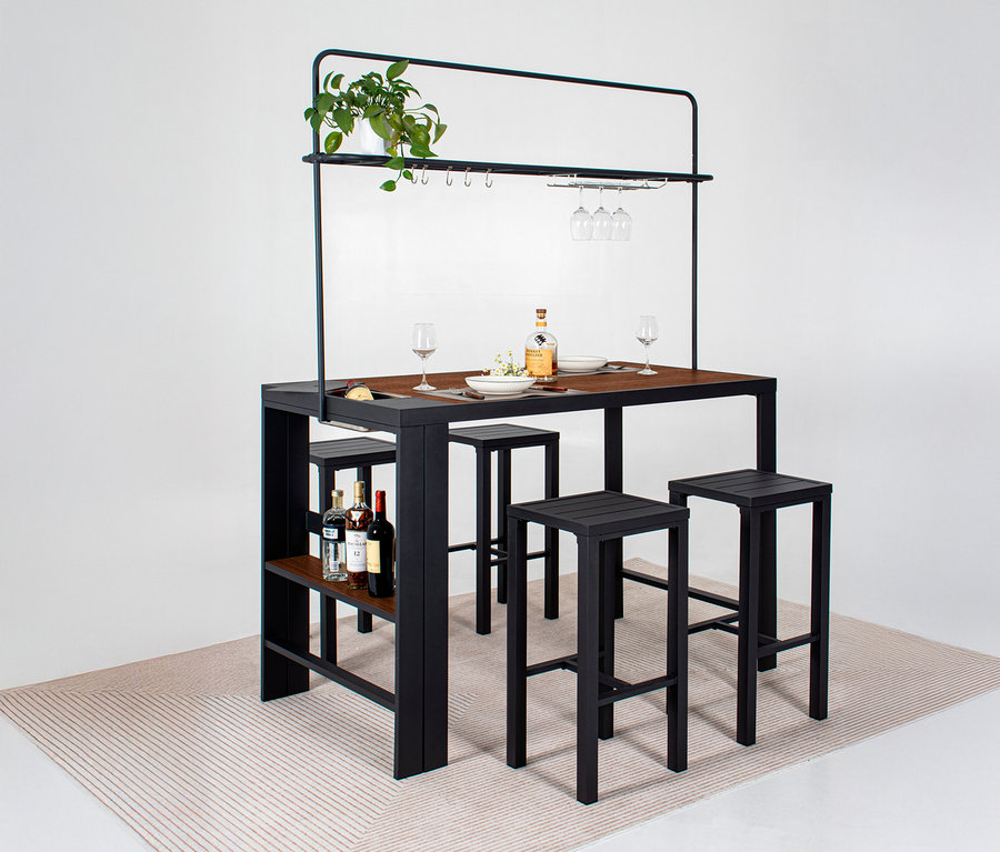 Esstisch mit vier Hockern, Geschirr, Gläsern, Getränken und einer Pflanze auf einem Teppich.