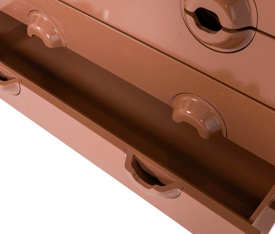 Nahaufnahme einer offenen Schublade der braunen WOOOD Kommode »Merge«.