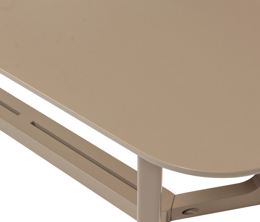 Nahaufnahme einer Tischplatte in Beige mit abgerundeten Ecken, einem Untergestell mit Schlitzen und einem einzelnen Tischbein.
