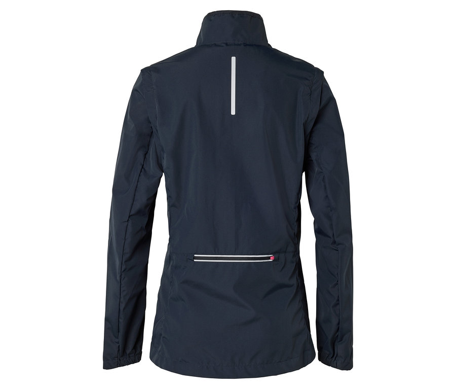 Dunkelblaue Jacke von hinten mit reflektierendem Streifen am oberen Rücken und reflektierenden Details an der Tasche.