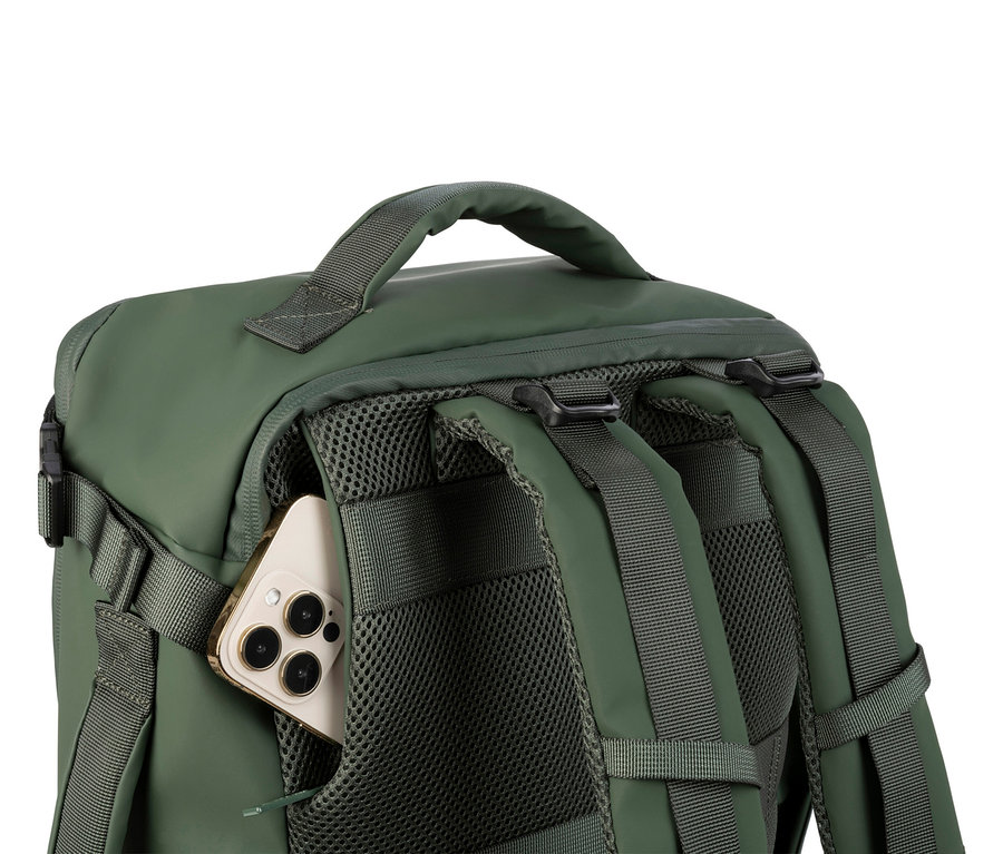 Nahaufnahme eines grünen Rucksacks mit einem Smartphone in der Seitentasche.