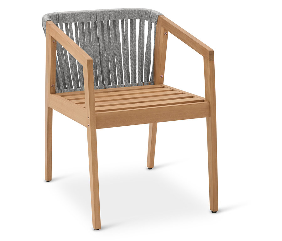 Ein einzelner Holzarmlehnstuhl mit einer Rückenlehne aus grauen Seilstreifen.