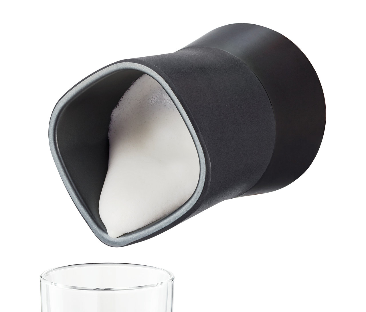 Schwarzer elektrischer Milchaufschäumer gießt Milchschaum in ein Glas.