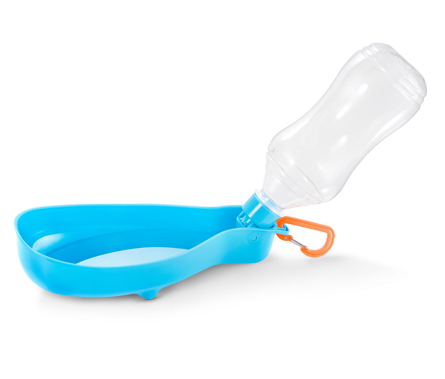 Eine blaue Hunde-Trinkflasche »To go«.
