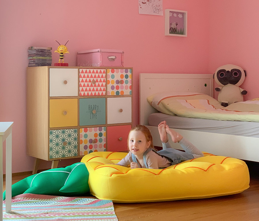 Mädchen liegt auf gelbem Pool Buddy Ananas.