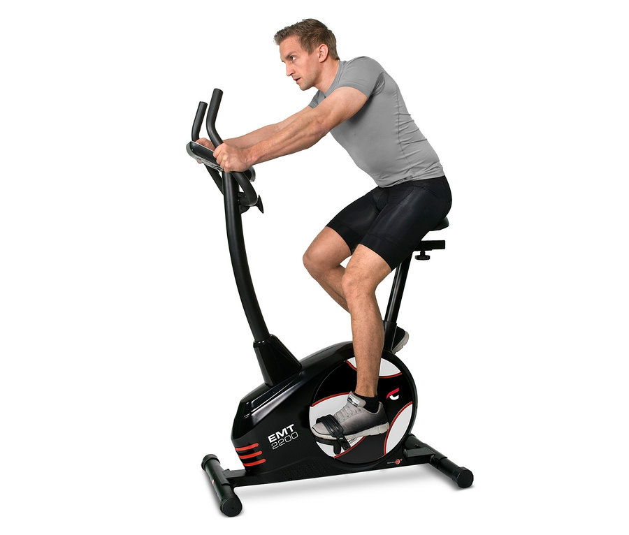 Mann trainiert auf Ergometer »EMT 2200«.