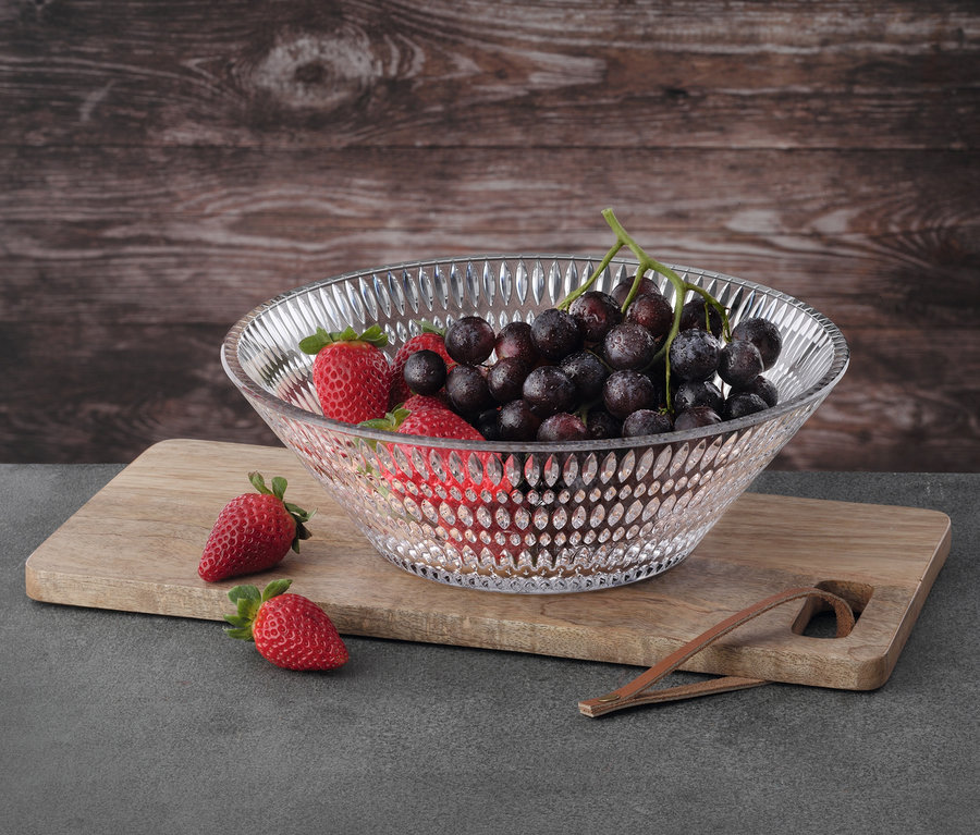 Nachtmann Schale »Ethno«, ca. 27 cm, gefüllt mit Erdbeeren und Weintrauben auf einem Schneidebrett.