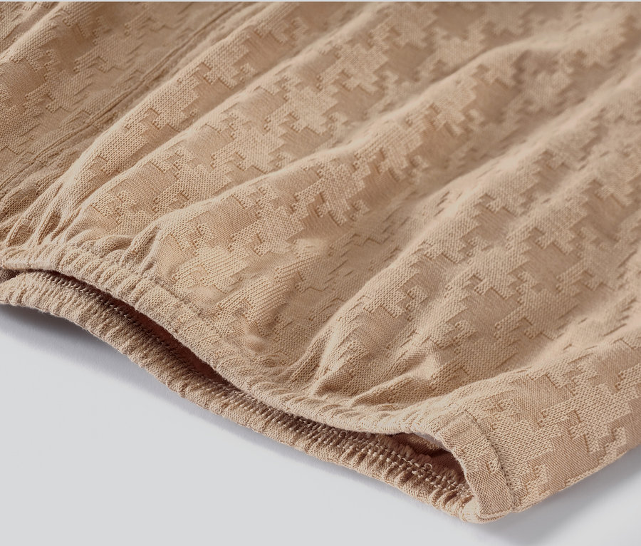 Detailaufnahme eines strukturierten Langarmshirts in Camel.