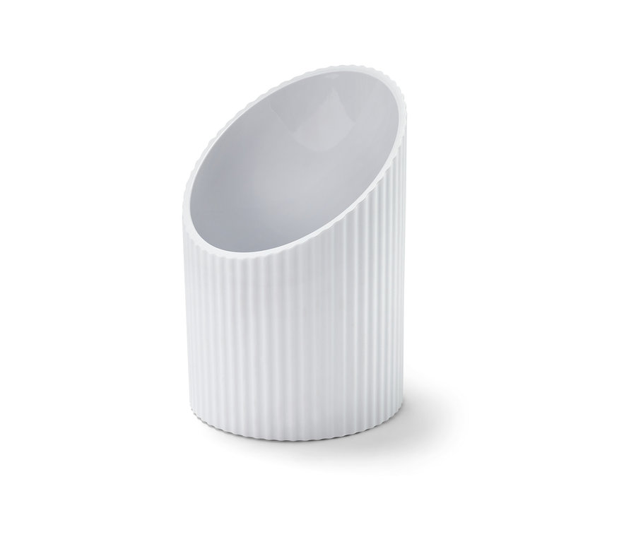 Weißer Utensilienständer.