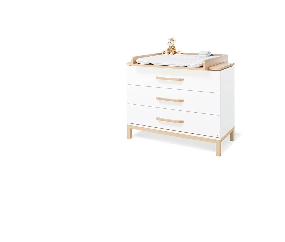 Weißer Wickeltisch mit einer Stoffunterlage, Stoffwindeln und einem Plüschtier-Giraffe darauf. Zu sehen ist das 3-teilige, große Pinolino Set »Light« breit.