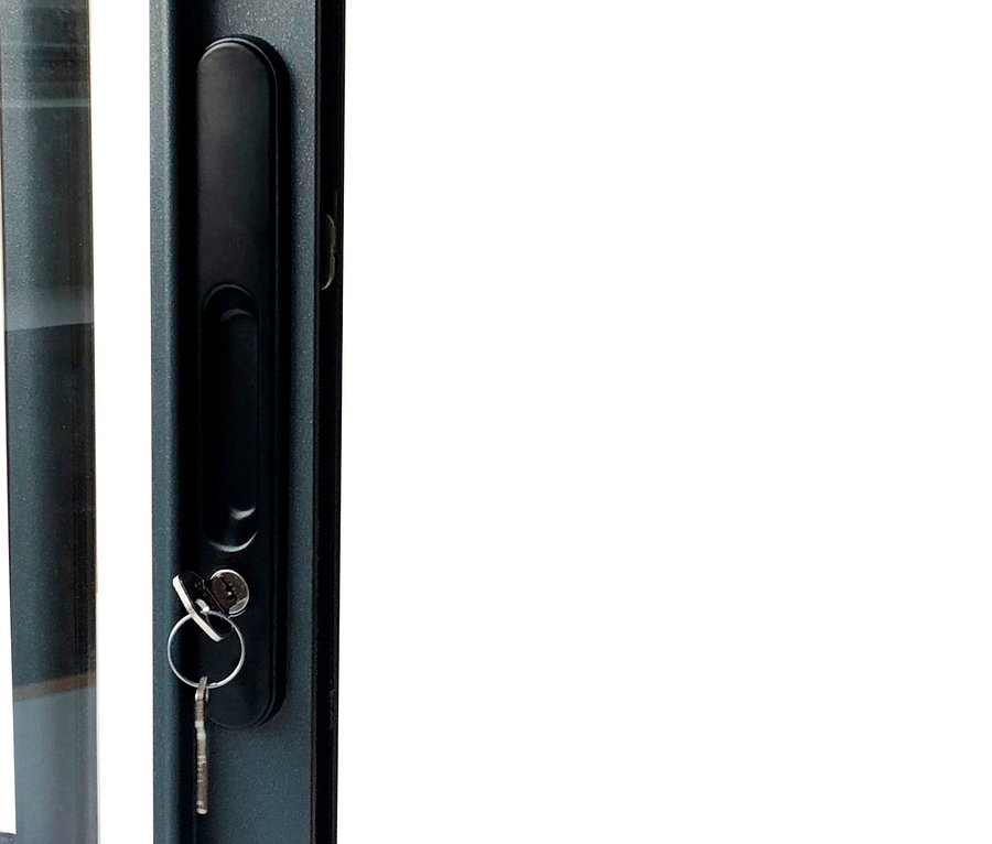 Detail einer Tür des Karibu Saunahauses »Gwen« mit Schlüssel im Schloss.