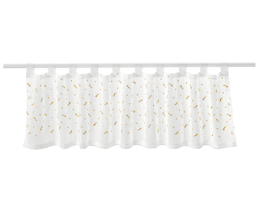 Eine bestickte Bistro-Gardine mit goldenen Sternschnuppen hängt an einer weißen Stange.