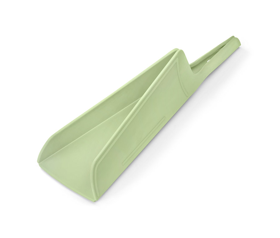 Ein grünes, faltbares Schneidebrett auf einem weißen Hintergrund.