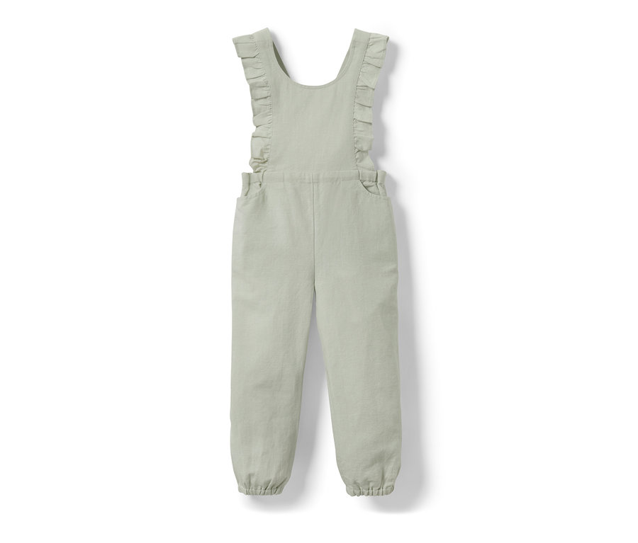Ein grüner Kinder-Jumpsuit mit Rüschen auf weißem Hintergrund.