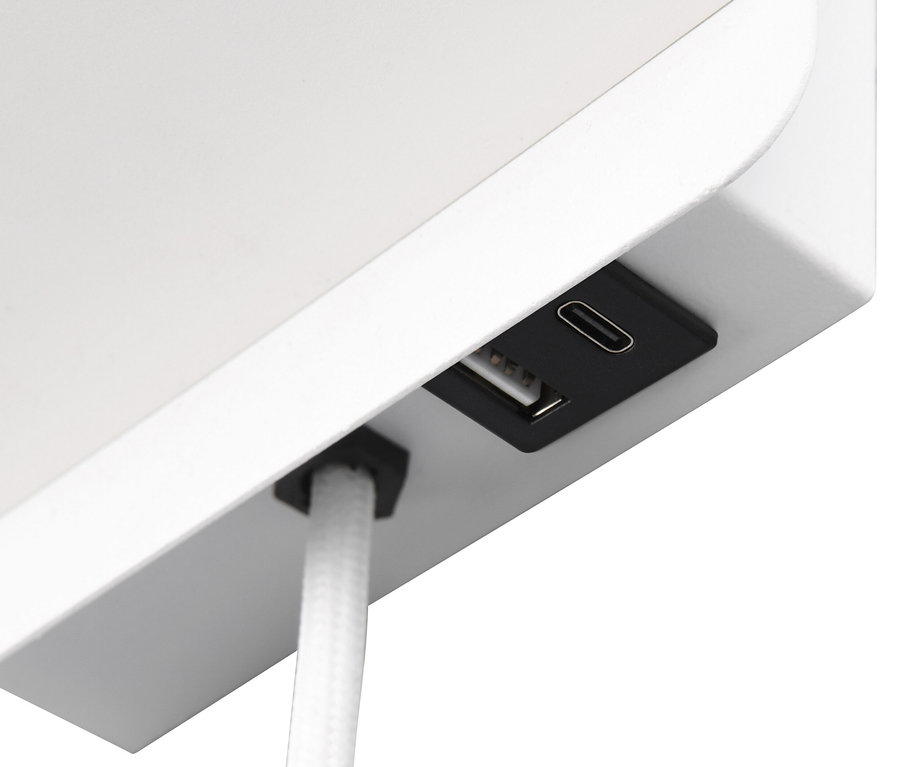 Detail einer weißen Trio Wandleuchte »Comfort« mit USB-Anschlüssen und Kabel.