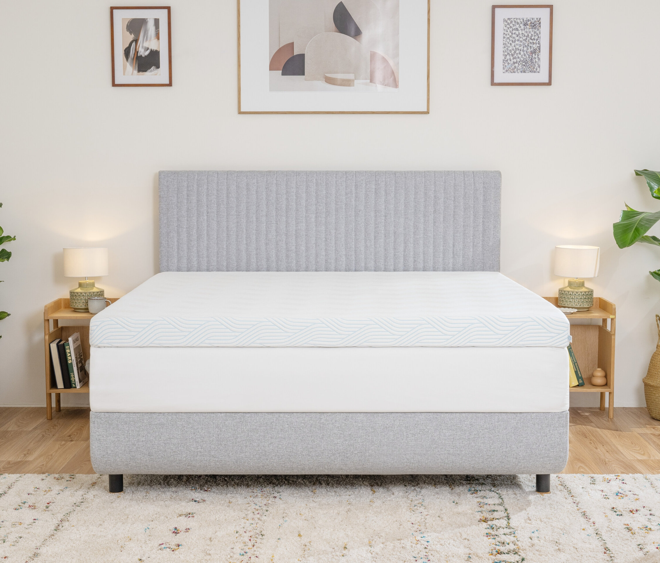 Bett mit grauem Kopfteil und weißem TEMPUR Pro® Plus SmartCool™ Topper.