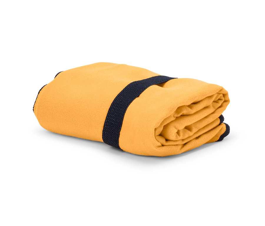 Ein zusammengerolltes orangefarbenes Outdoor-Handtuch, ca. 50 x 100 cm, mit marineblauem Band.