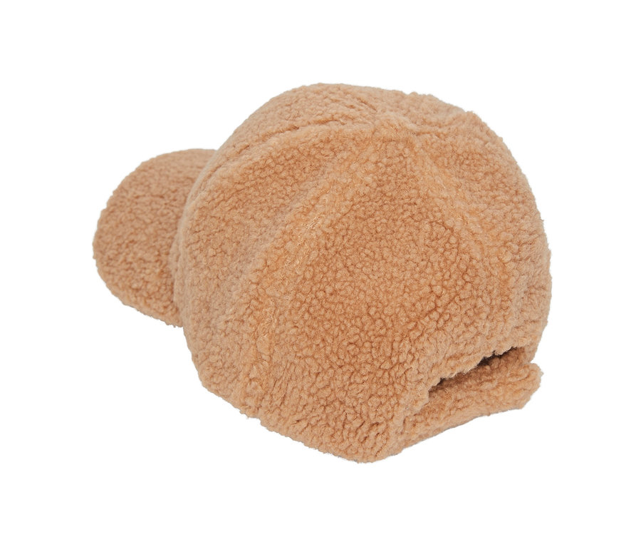 Eine hellbraune Teddy-Cap auf einem weißen Hintergrund.