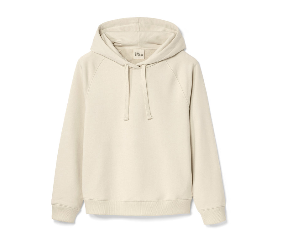 Ein cremefarbener NAH/STUDIO Hoodie aus nachhaltiger Baumwolle.