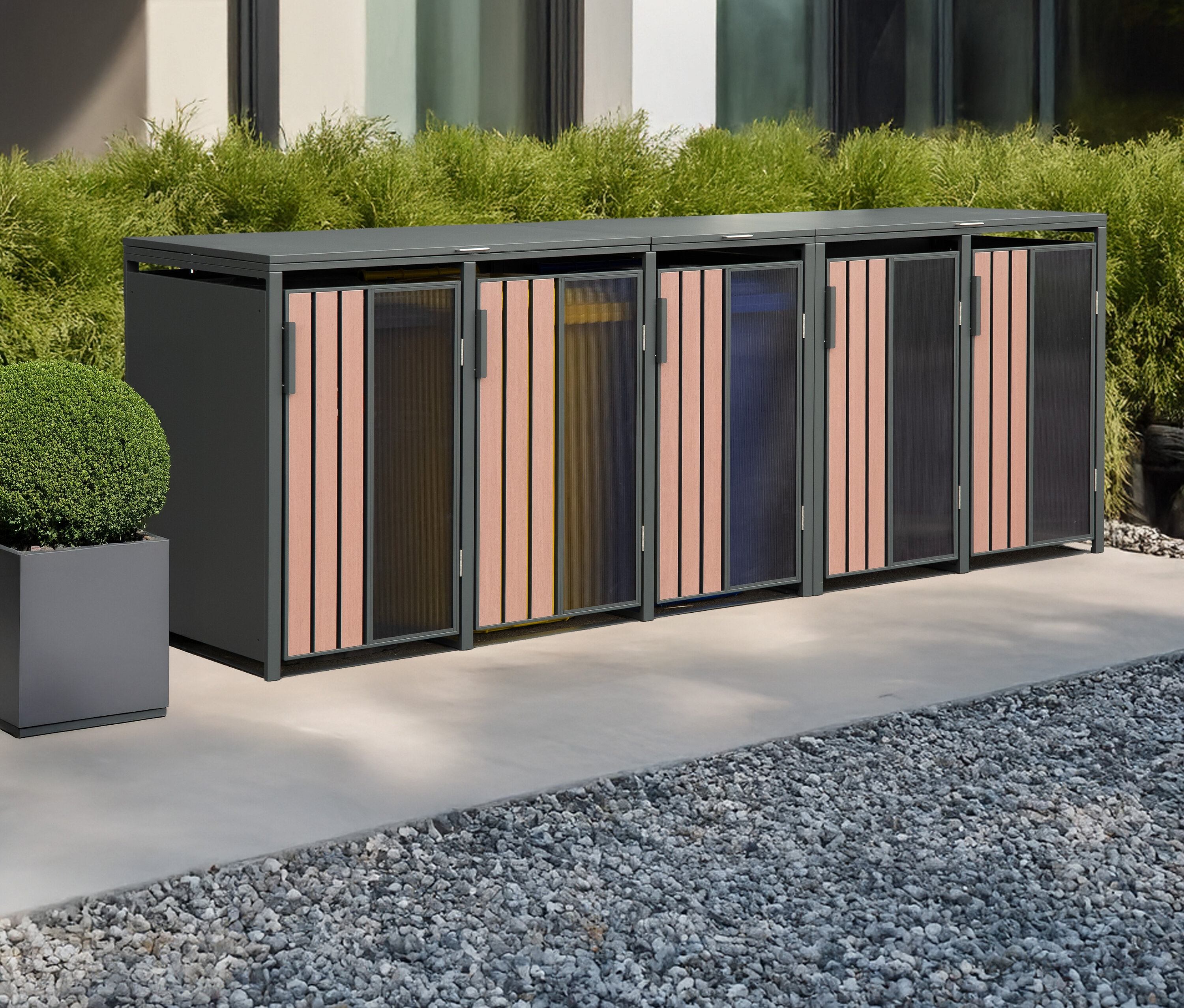 Eine Mülltonnenbox in Holzoptik mit fünf Fächern steht auf einem Kiesweg.