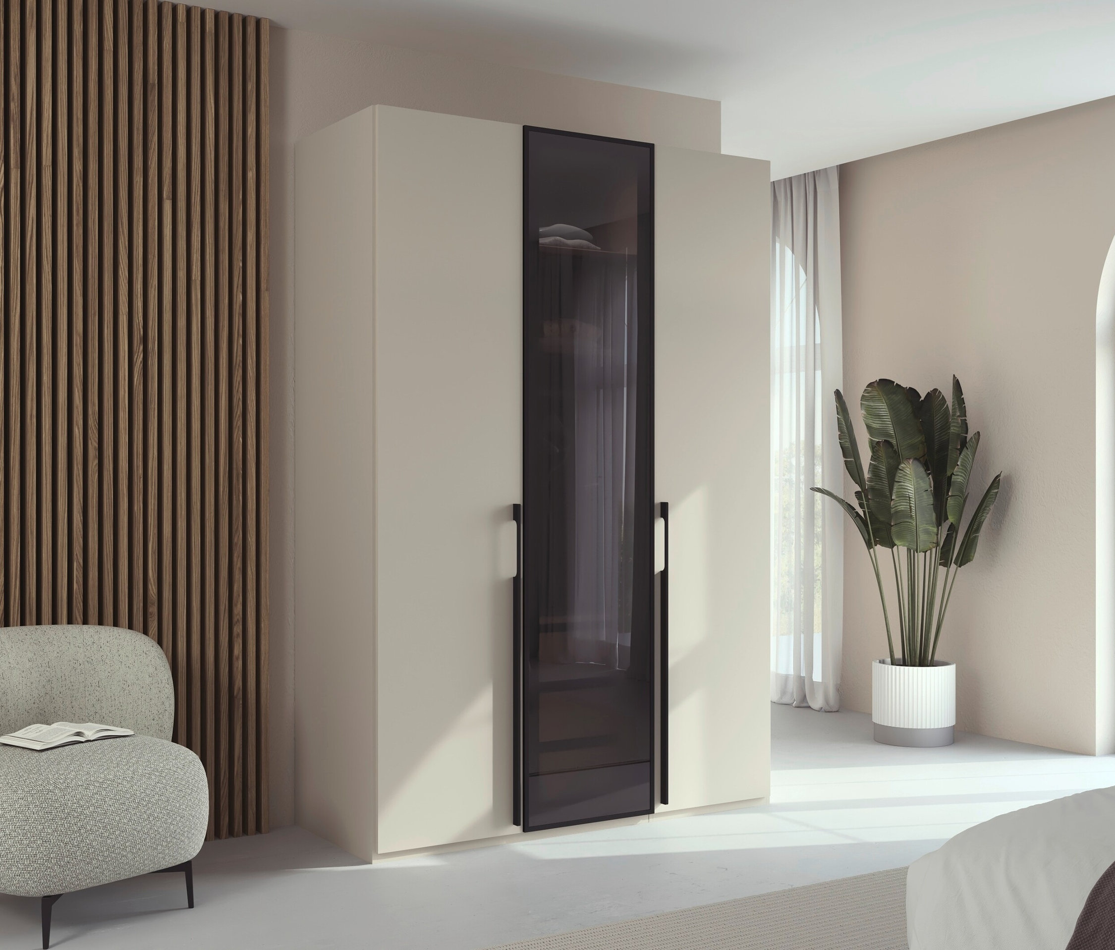 Ein beiger Kleiderschrank mit schwarzen Glastüren steht in einem Zimmer, daneben ein hellgrauer Sessel mit einem Buch. Im Hintergrund sind eine Holzwand und ein Fenster zu sehen.