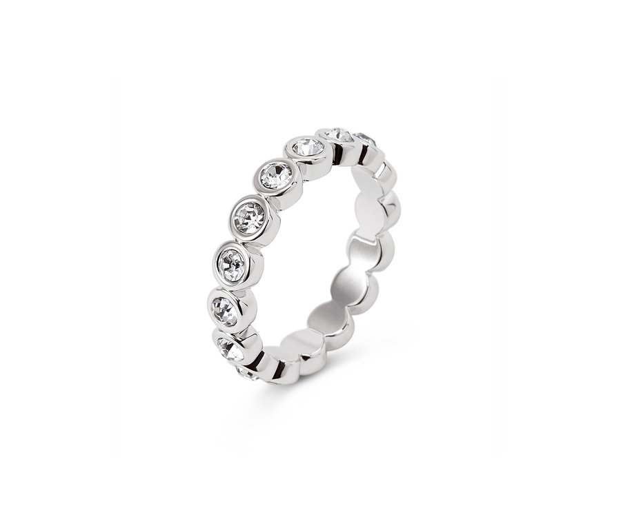 Nahaufnahme eines silbernen Memory Rings mit Kristall.