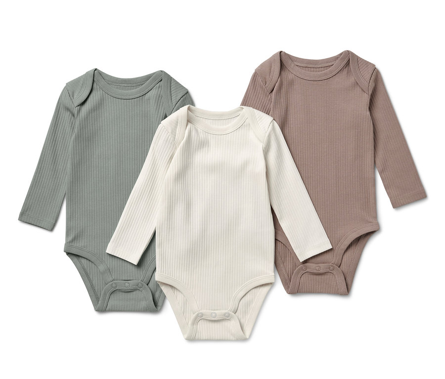 Drei gerippte Baby-Langarmbodys in Grün, Creme und Braun.