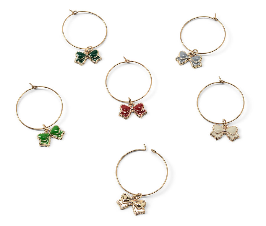 Sechs goldene Creolen-Ohrringe mit Schleifenanhängern in verschiedenen Farben.