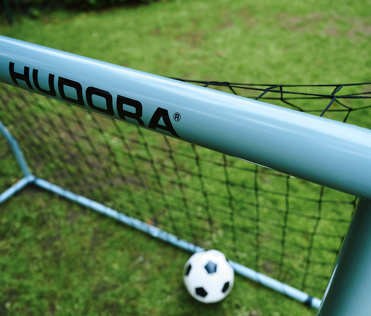 Detailaufnahme von einem HUDORA Fußballtor »Expert 180« mit Fußball auf Rasen.