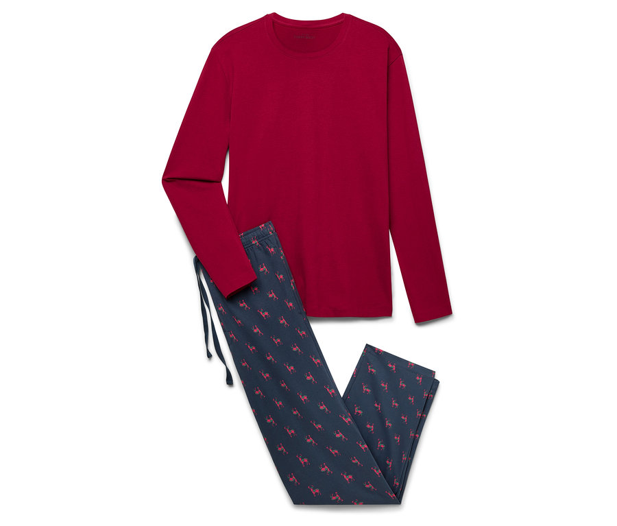 Ein rotes Schlafanzugoberteil mit langen Ärmeln und eine blaue Hose mit einem Aufdruck aus roten Rentieren.