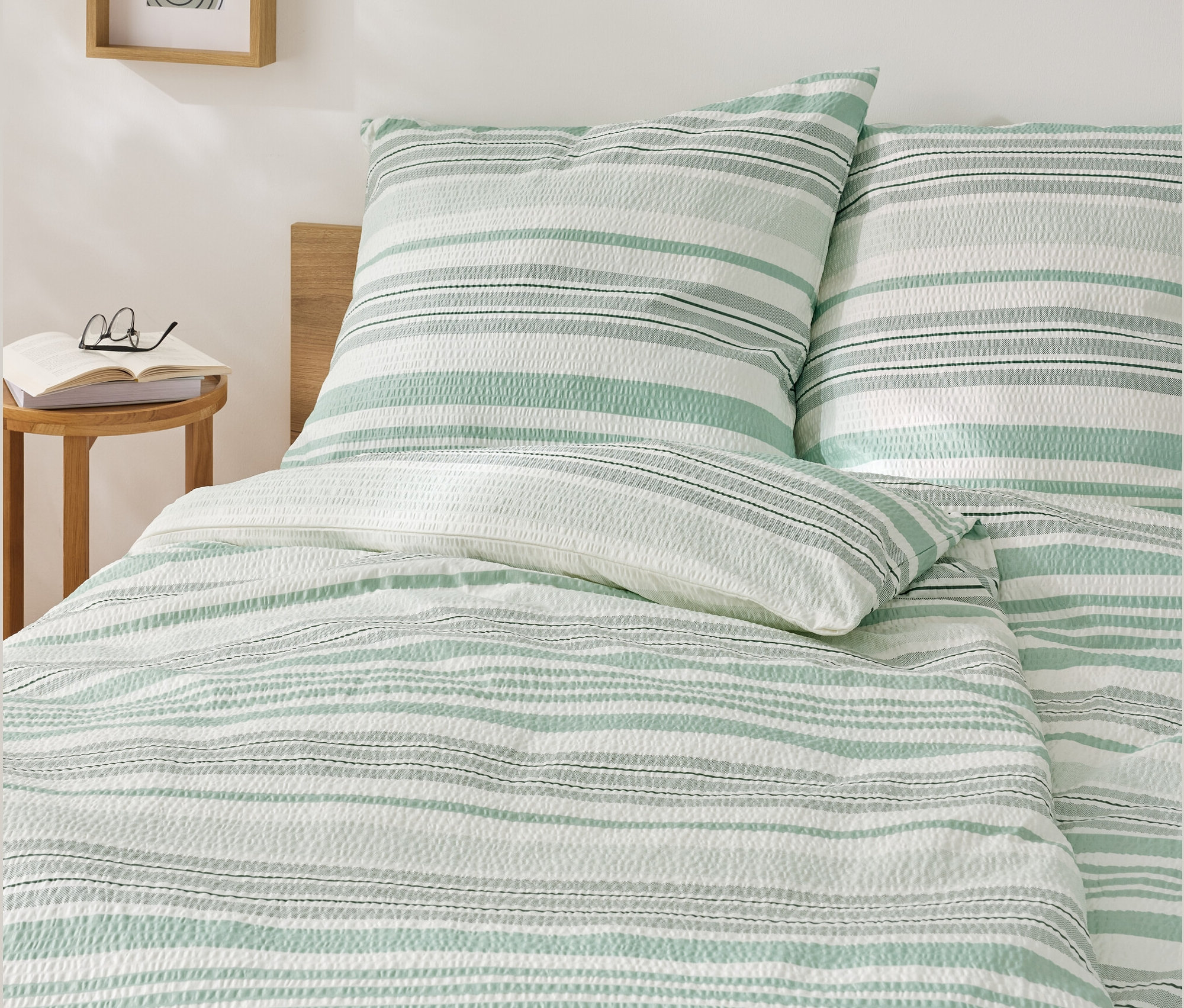 Nahaufnahme von Seersucker-Microfaser-Bettwäsche in Normalgröße und Übergröße mit Streifen.