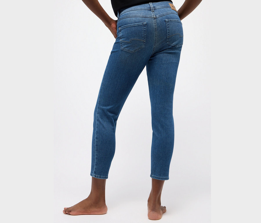 Frau trägt Angels Jeans »Ornella« Slim Fit 7/8, mid blue.