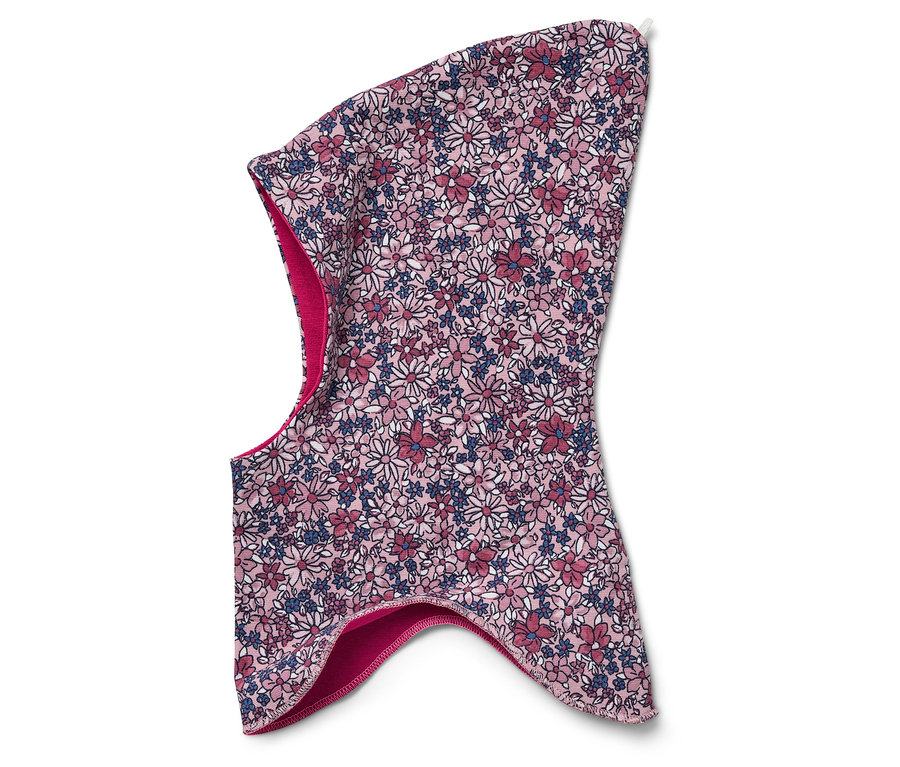 Detailaufnahme einer Kinder-Sturmhaube mit Blumenmuster auf weißem Hintergrund.