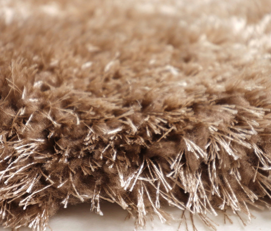 Nahaufnahme eines hellbraunen »Silky« Teppichs.