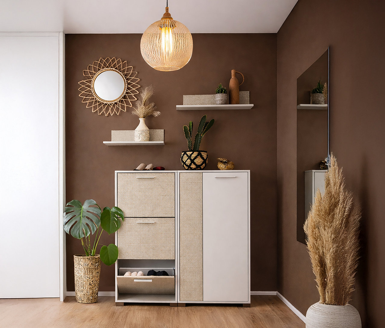 Eingangsbereich mit dem Schuhschrank »Edno« cremebeige mit Canasta-Dekor, 124 cm, dem Highboard »Edno«, cremebeige mit Canasta-Dekor, zwei Regalablagen »Edno«, cremebeige und einem Spiegel »Edno«.