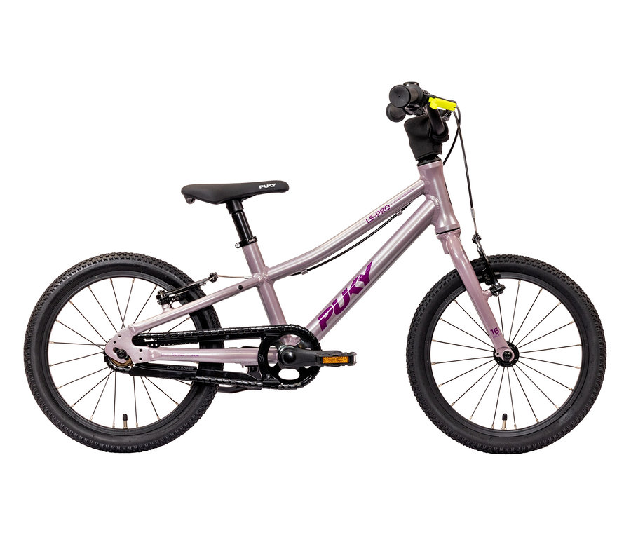 Nahaufnahme des PUKY Fahrrad LS-PRO 16, pearl pink, mit gelbem Lenker auf weißem Hintergrund.