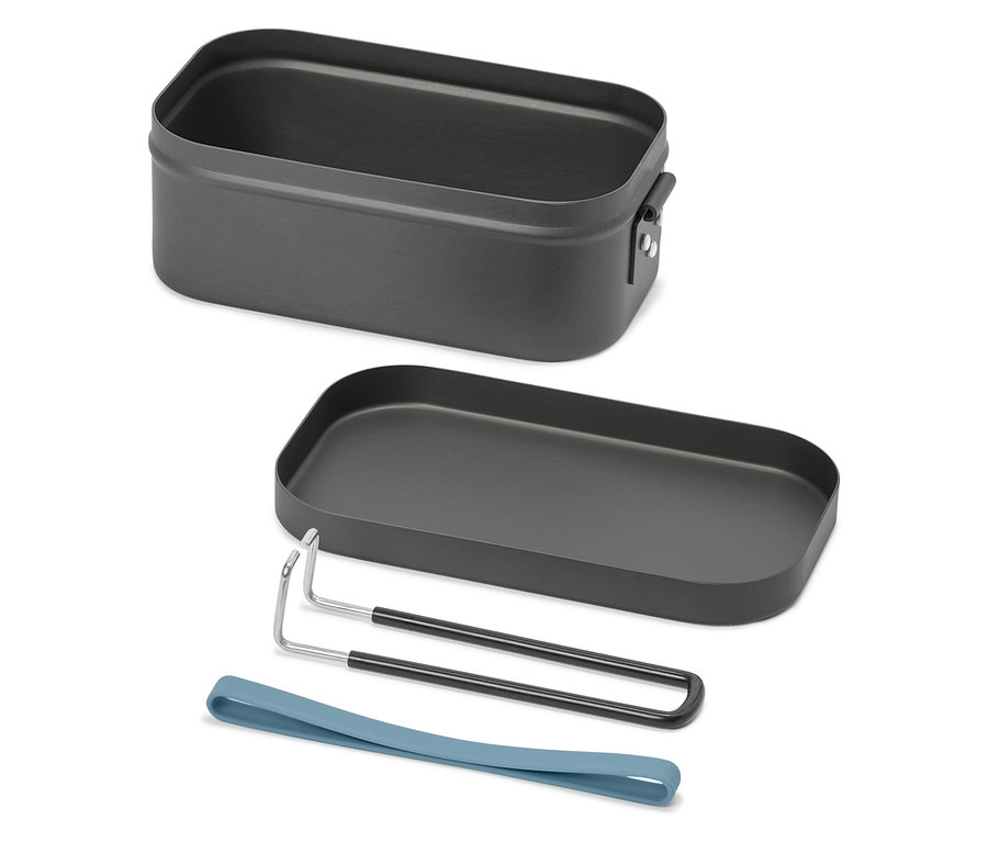 Eine geöffnete, rechteckige, dunkelgraue Brotdose mit Deckel, Halterung und blauem Gummiband liegt auf einem weißen Hintergrund.