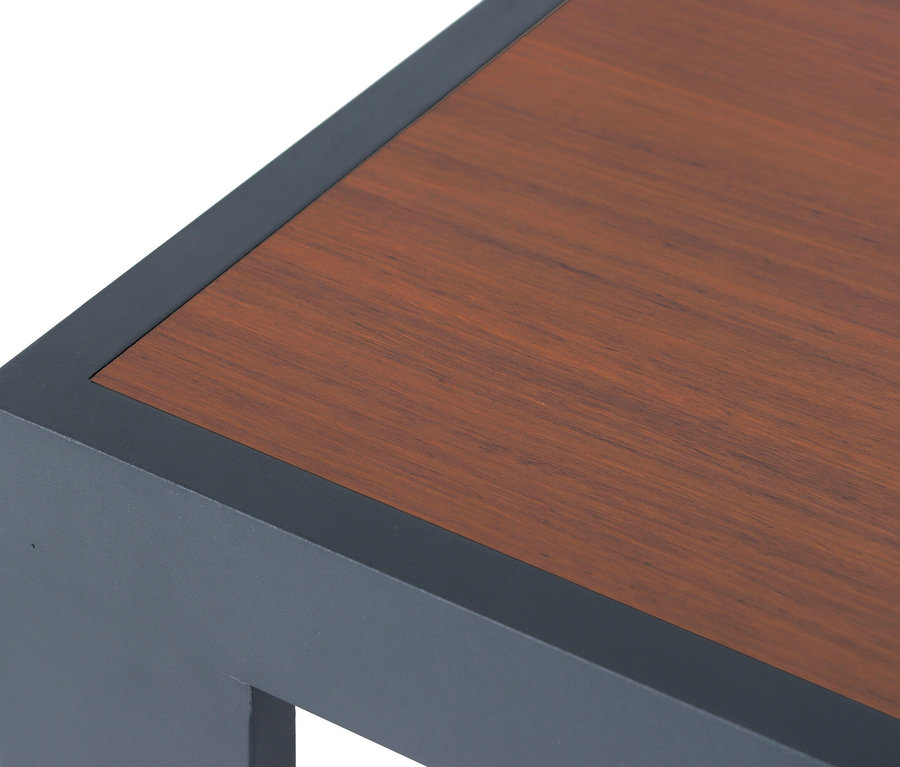 Nahaufnahme der Ecke eines Leco Bartischs mit Holzplatte und grauem Gestell.