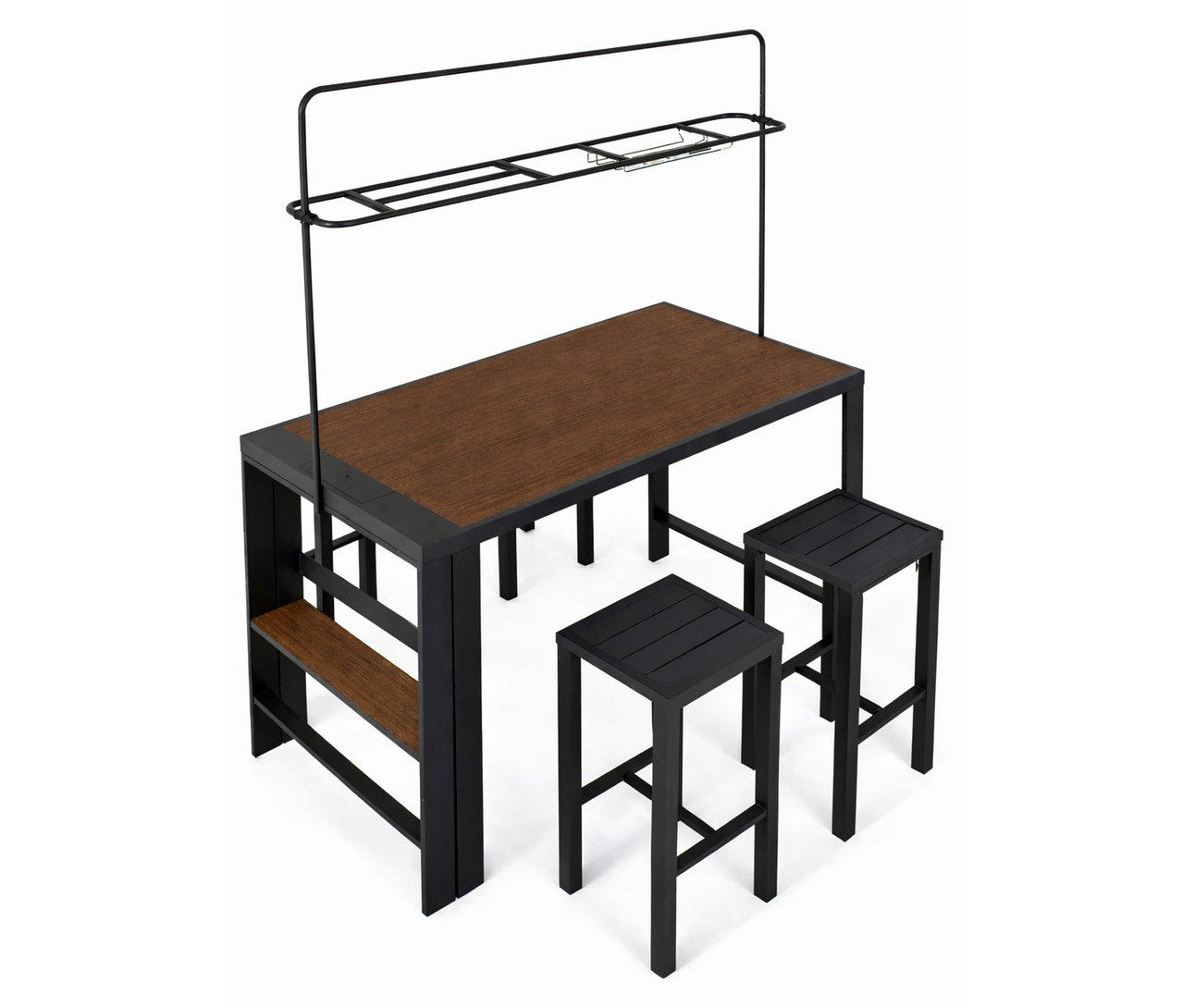 Der Leco Bartisch mit brauner Tischplatte und vier schwarzen Hockern steht auf weißem Grund.