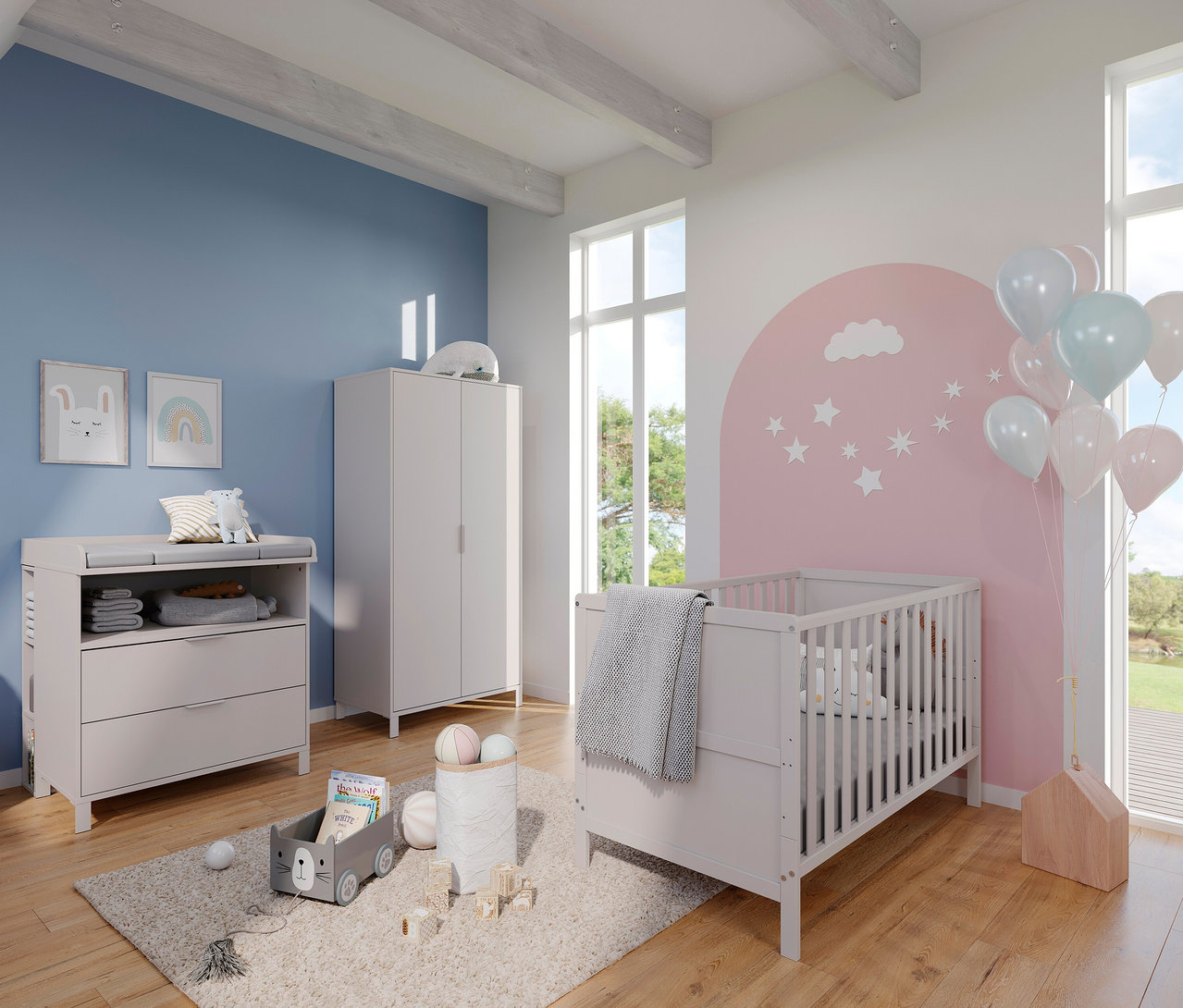 Ein Kinderzimmer mit einer Wickelkommode, einem Kleiderschrank und einem Kinderbett, dekoriert mit Ballons und Wandaufklebern.