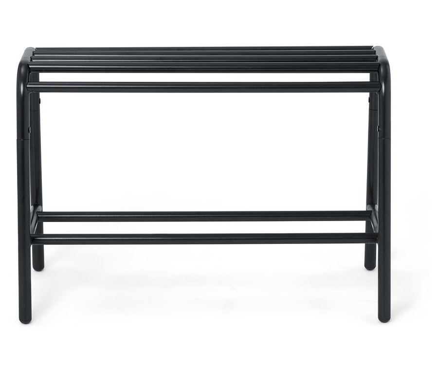 Schwarze Schuhbank mit mehreren Ablagestangen.