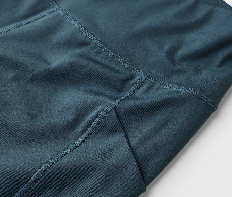 Nahaufnahme von blauen Leggings mit sichtbaren Nähten.